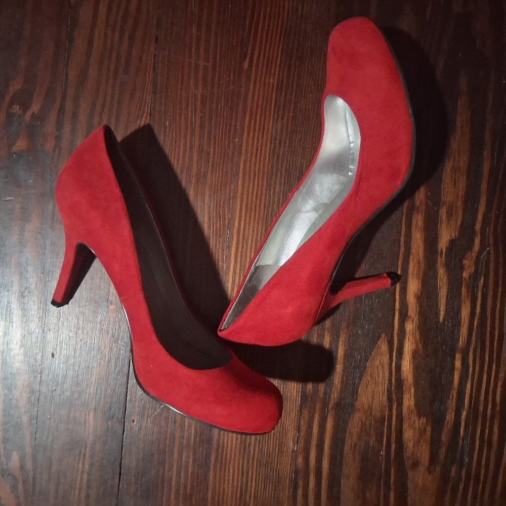 WORTHINGTON VINTAGE "ERIKA" RED SUEDE ROUND TOE PUMP. SIZE 9M.